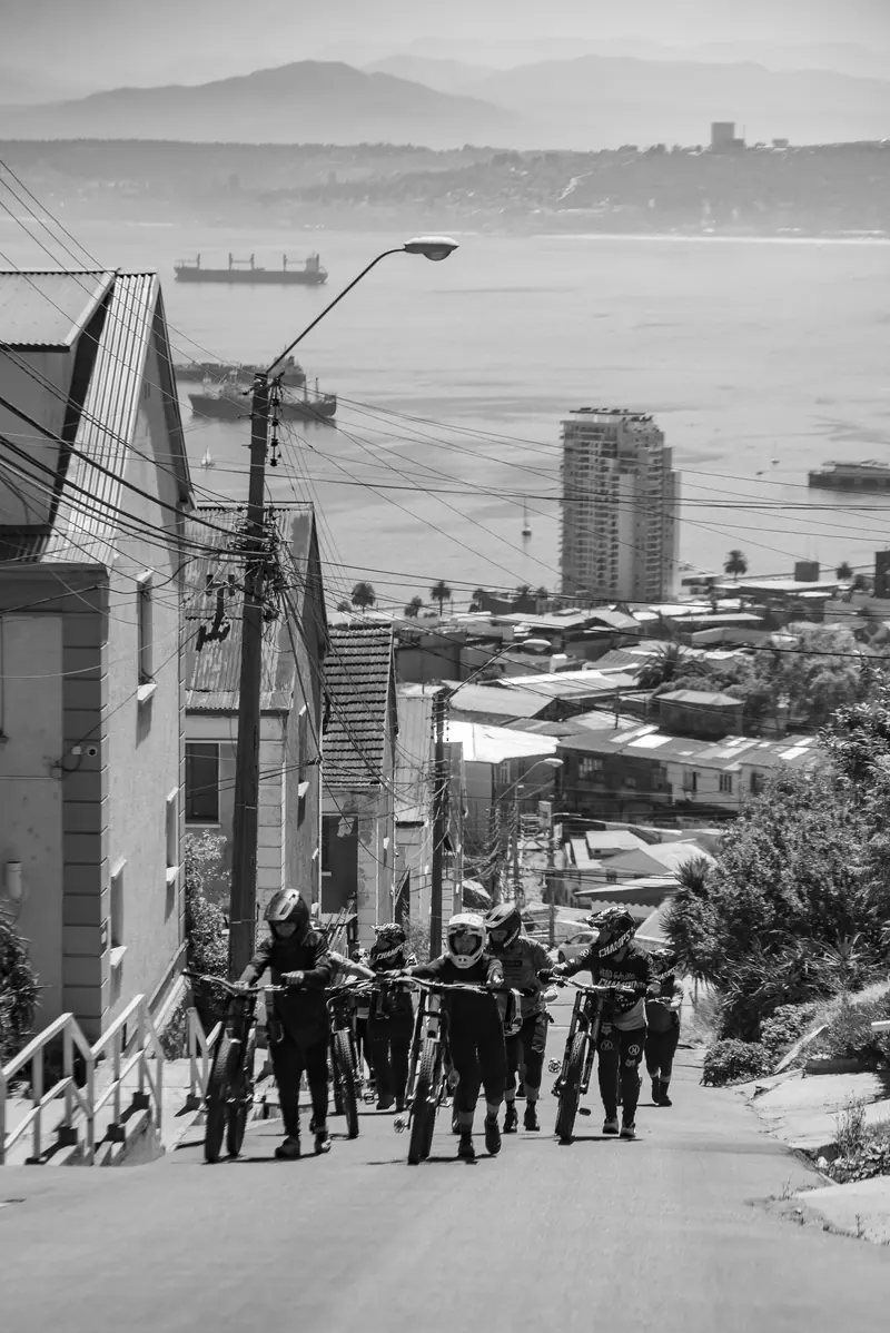 Backstage de carrera en blanco y negro