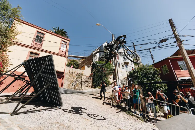 Jero Páez saltando entre casas en Valparaíso