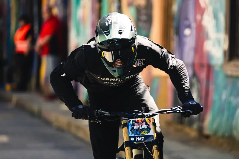 Jero Páez en carrera frente a un mural