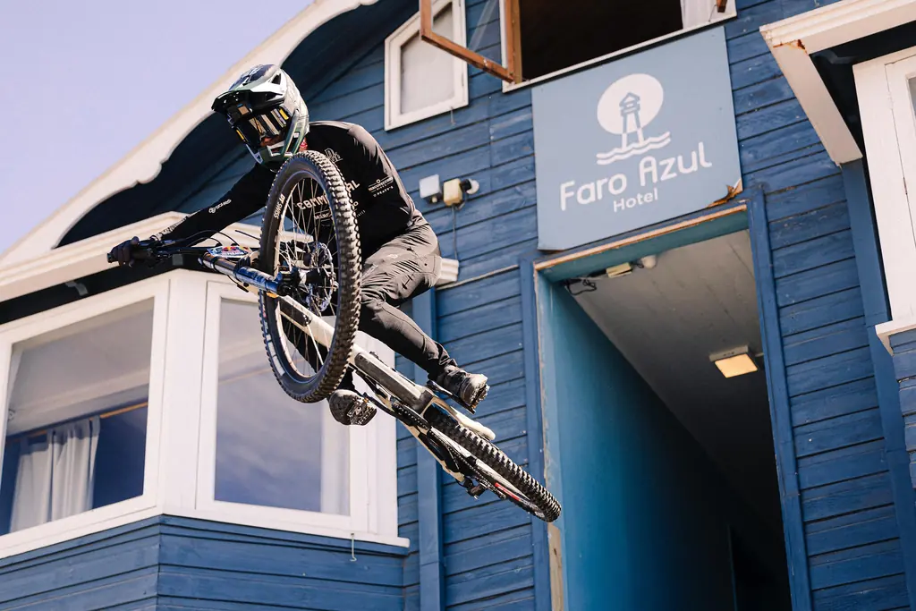 Jero Páez saltando sobre una casa en Valparaíso durante Red Bull Cerro Abajo