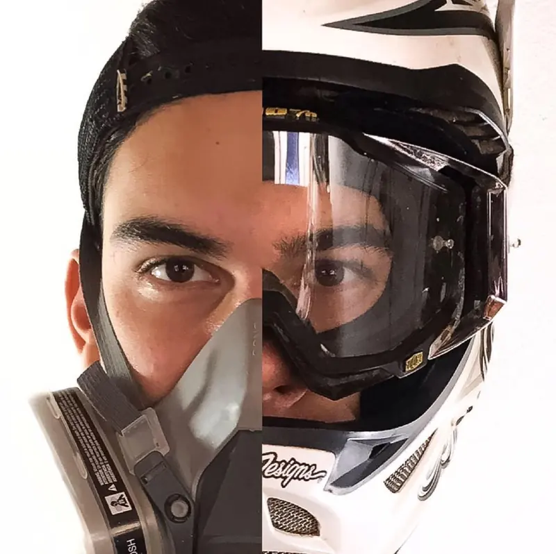 Retrato de Jero Páez: la mitad de la cara con casco y la otra sin él