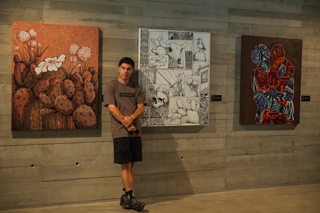 Jero Páez junto a sus obras en la muestra