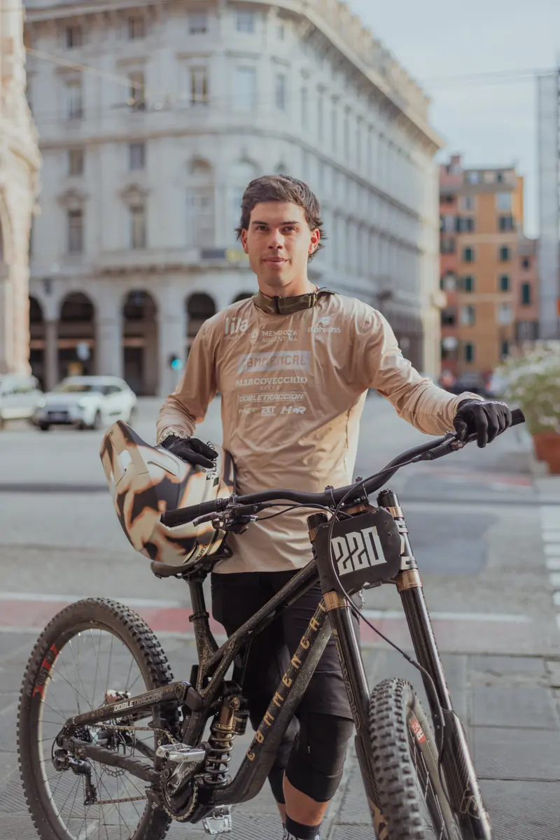 Jero Páez con su bicicleta en la calle